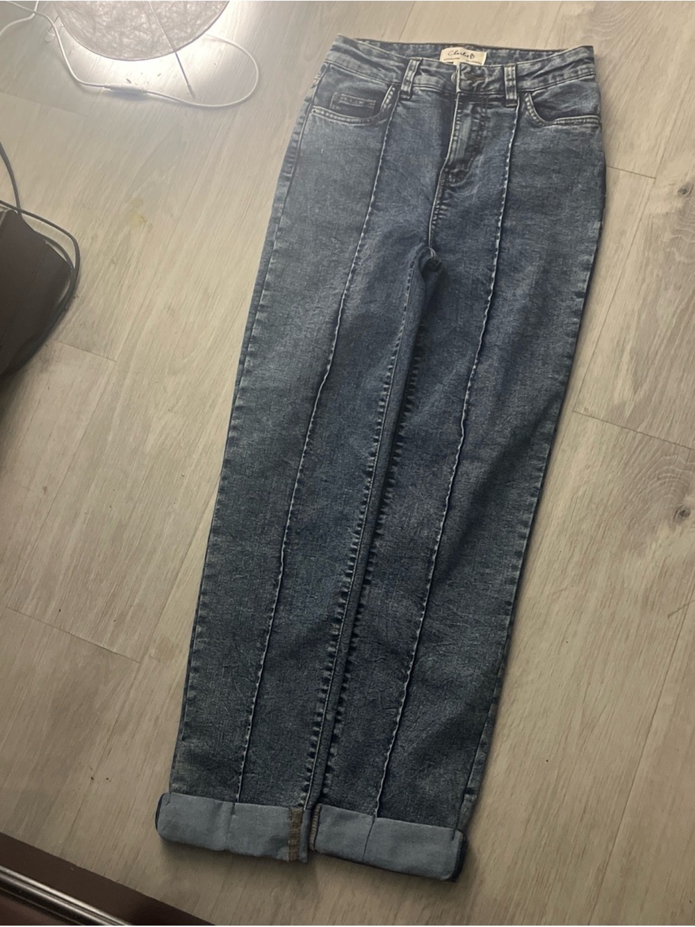 Charlie B Medium Blue Crop Pintuck Jeans with Cuff Hem size 0 - Picture 6 of 7